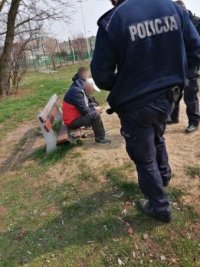 Policjanci legitymują spożywających alkohol na skwerze