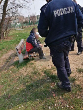 Policjanci legitymują spożywających alkohol na skwerze