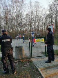 Policjanci sprawdzają plenerowe siłownie