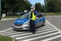 Policjanci oczekują na przyjazd peletonu