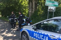 Policjanci na motorach na posterunku oczekujący na przyjazd uczestników