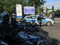 Policjanci na kolejnym posterunku oczekują na kolarzy