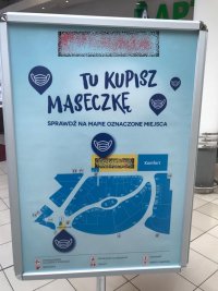 Tablice informacyjne rozmieszczone w różnych punktach centrum