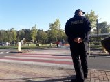 Policjant przed szkołą przy parku im J. Kuronia