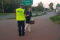 Policjant rozdaje odblaski przechodniom