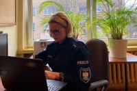 policjantka prowadzi zajęcia przed komputerem