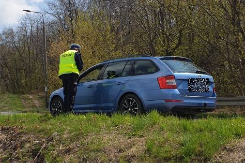 policjant kontrolujący kierowcę