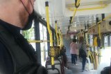 Policjant w trakcie akcji autobus i tramwaj