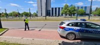 policjant mierzy prędkość laserowym miernikiem