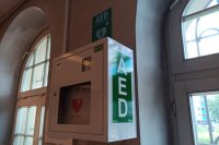 AED w holu sosnowieckiej Komendy