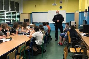Policjant na spotkaniu z dziećmi w SP 29