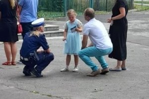 Policjantka wręcza dziewczynce gadżety