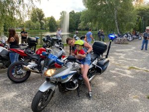 Policjanci na pikniku zorganizowanym przez Stowarzyszenie Motocyklowe &quot;Wilcza Wataha&quot;