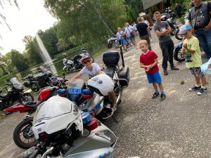 Policjanci na pikniku zorganizowanym przez Stowarzyszenie Motocyklowe &quot;Wilcza Wataha&quot;