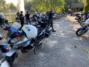 Policjanci na pikniku zorganizowanym przez Stowarzyszenie Motocyklowe &quot;Wilcza Wataha&quot;