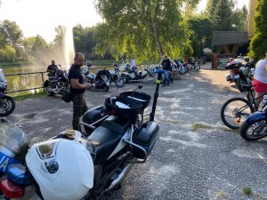 Policjanci na pikniku zorganizowanym przez Stowarzyszenie Motocyklowe &quot;Wilcza Wataha&quot;