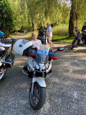 Policjanci na pikniku zorganizowanym przez Stowarzyszenie Motocyklowe &quot;Wilcza Wataha&quot;