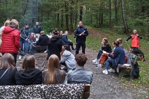 policjant na pikniku z modzieżą