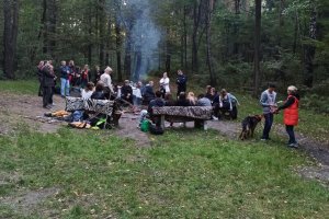 policjant na pikniku z modzieżą