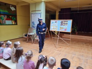 policjantka prowadzi zajęcia  dziećmi