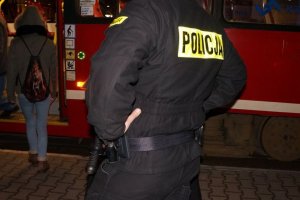 policjant wsiada do tramwaju