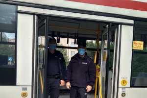 policjanci w autobusie