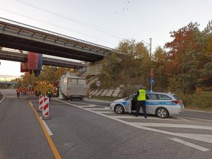 policjanci prowadzą działania na miejscu wypadku