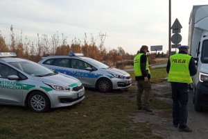 policjant i Strażnik prowadzą kontrolę pojazdu dostawczego