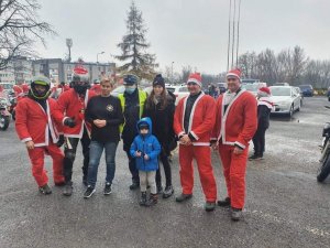 organizatorzy i uczestnicy wraz z policjantką WRD