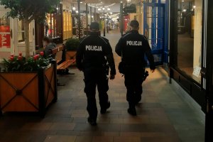 policjanci patrolują galerię