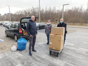 policjant radny i matka chorej dziewczynki - przekazanie nakrętek
