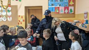 Policjanci rozdają ulotki dzieciom