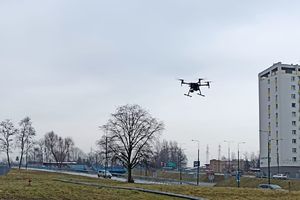 dron policyjny nad ulicą