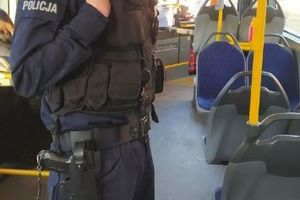 policjant w autobusie