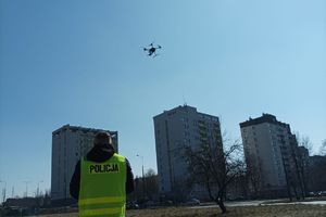 policjant startuje drona