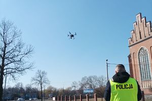 policjant steruje dronem