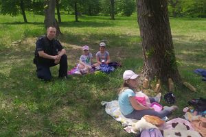 policjant na pikniku z dziećmi