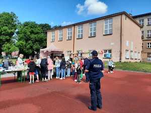 policjanci na festynie