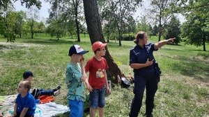 policjantka prowadzi zajęcia z dziećmi