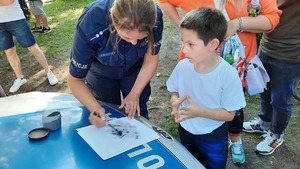 policjantka pokazuje daktyloskopię