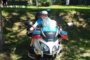 chłopiec na motocyklu policyjnym