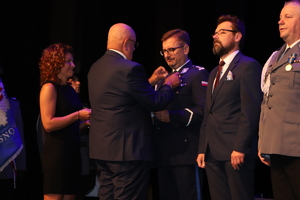 Zastępca KWP otrzymuje medal od Związku Emerytów Policyjnych