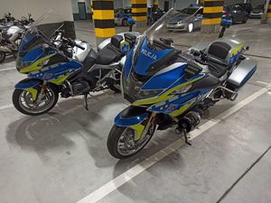 dwa nowe oznakowane motocykle