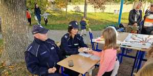 policjanci uczą dzieci daktyloskopii