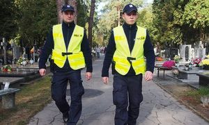 policjanci na cmentarzu