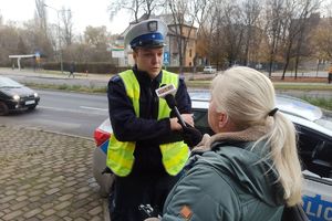 policjant udziela wywiadu