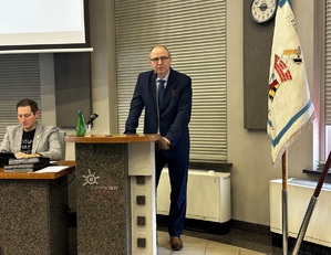 Zdjęcie przedstawia przemawiającego byłego Komendanta Miejskiego.