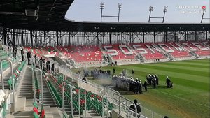 Zdjęcie przedstawia policjantów ćwiczących na Stadionie w Sosnowcu.