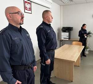 Zdjęcie przedstawia Komendanta Miejskiego Policji w Sosnowcu. W tle policjanci Komisariatu Policji I w Sosnowcu oraz z Komendy Miejskiej Policji w Sosnowcu.