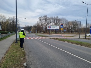 Zdjęcie przedstawia policjanta Wydziału Ruchu Drogowego KMP Sosnowiec dokonującego pomiaru prędkości.